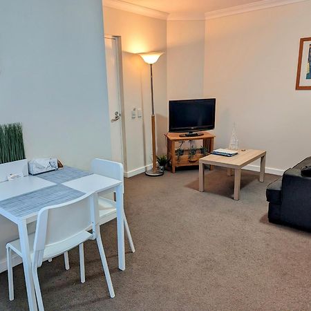Lovely City Apartment With Private Courtyard, Pool, Free Parking, Gym Перт Экстерьер фото