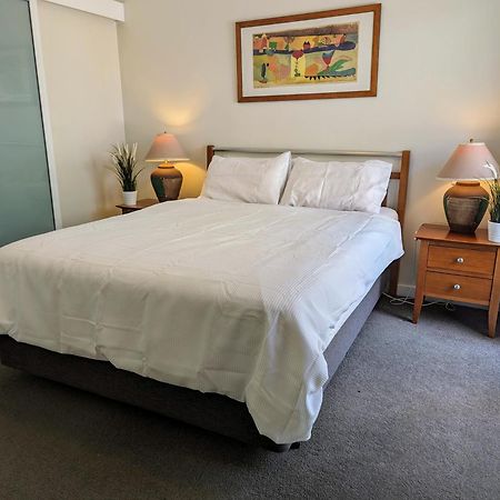 Lovely City Apartment With Private Courtyard, Pool, Free Parking, Gym Перт Экстерьер фото