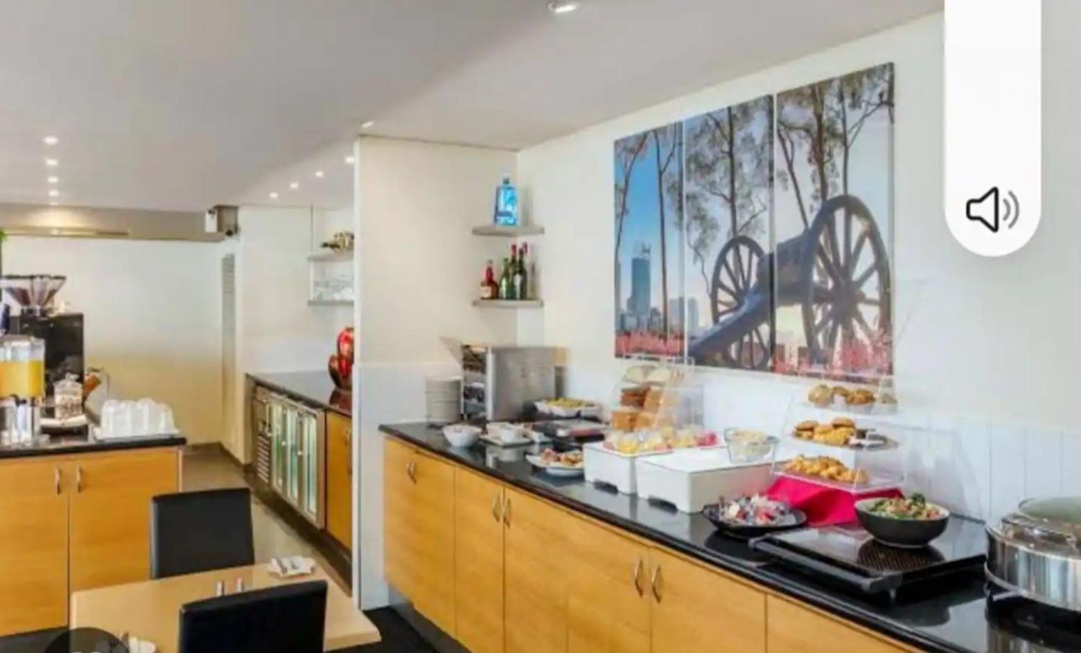 Lovely City Apartment With Private Courtyard, Pool, Free Parking, Gym Перт Экстерьер фото