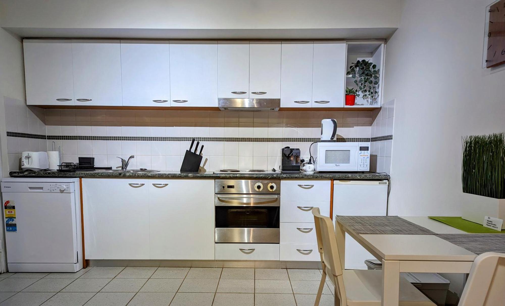 Lovely City Apartment With Private Courtyard, Pool, Free Parking, Gym Перт Экстерьер фото