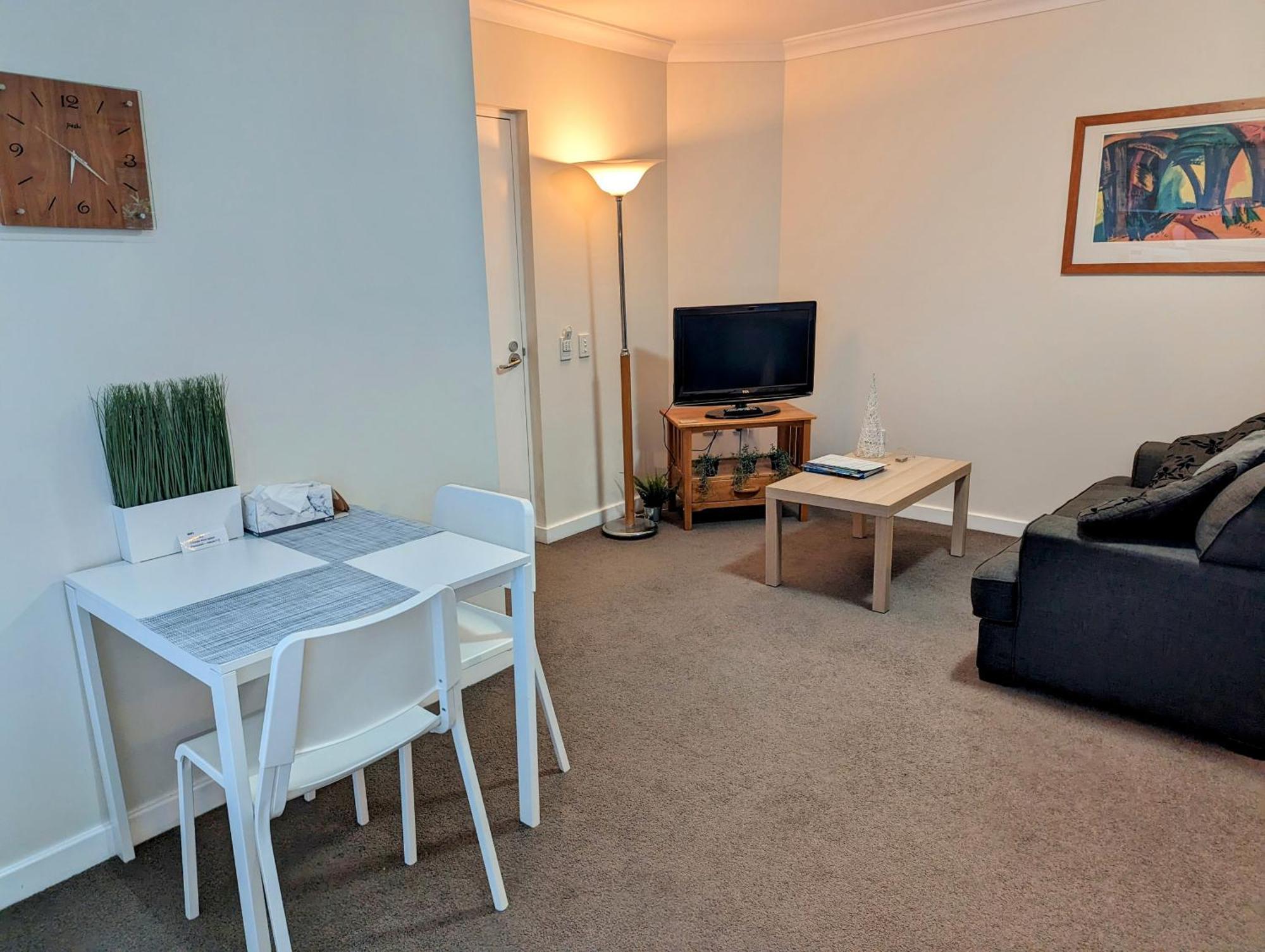 Lovely City Apartment With Private Courtyard, Pool, Free Parking, Gym Перт Экстерьер фото