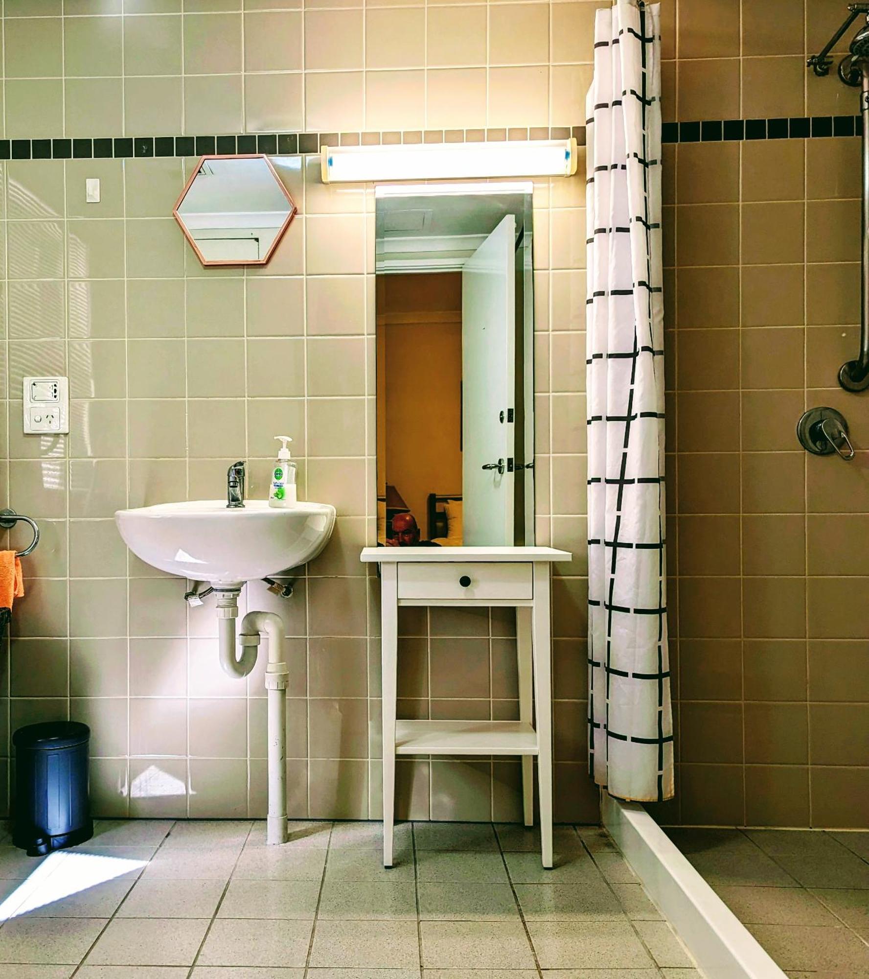 Lovely City Apartment With Private Courtyard, Pool, Free Parking, Gym Перт Экстерьер фото